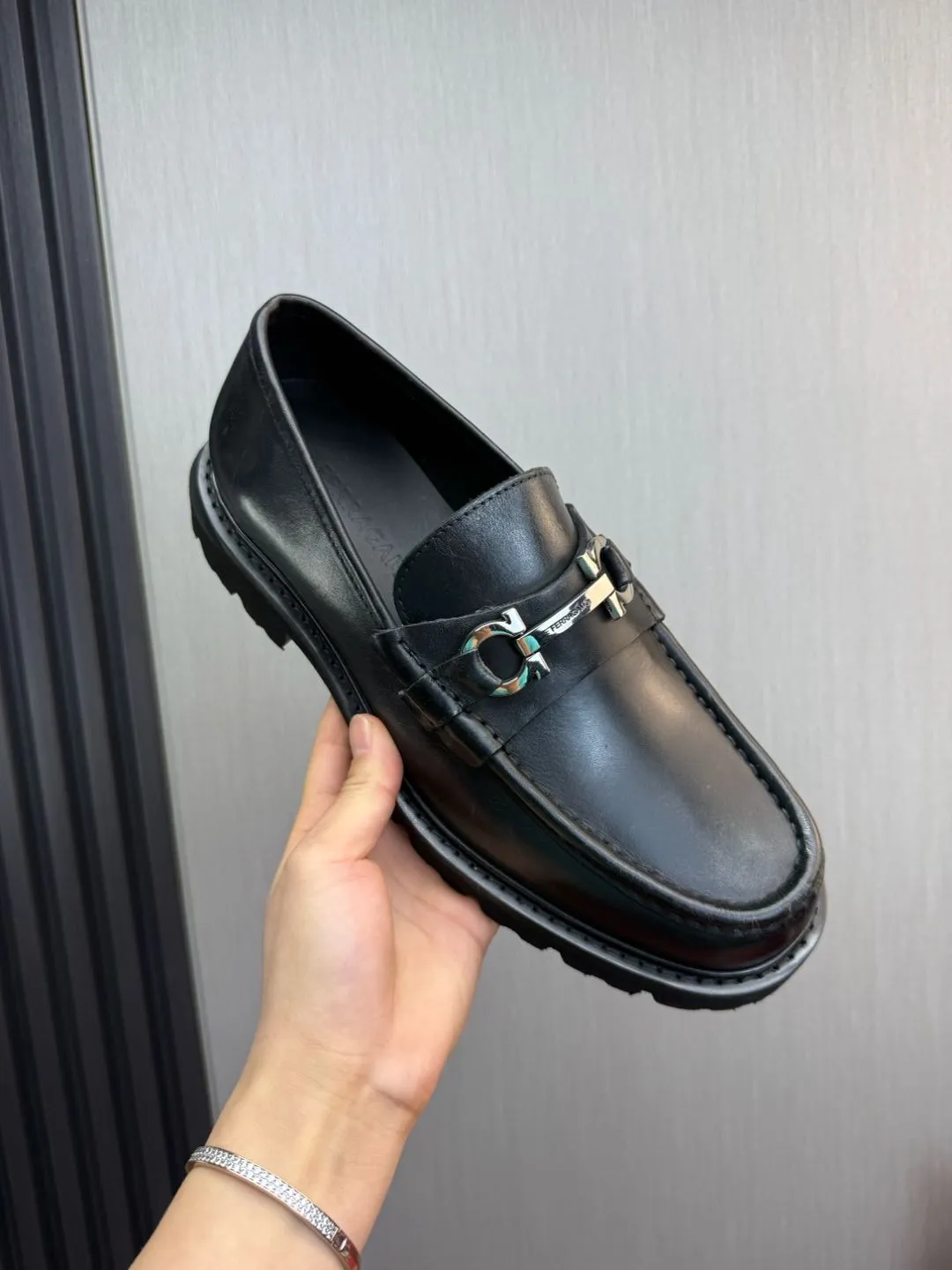 Men's shoes 💰880💰 Ferragamo. [Ferragamo] men's thick-soled loafers, the latest hot style, 1:1 original purchase quality, top quality, imported open-edge beaded cowhide leather on the upper, hand-made three-dimensional stitching highlights the round toe design, the inner foot pads are all imported cowhide, with original lightweight foam outsole, matching code 39-44, (38, 45 custom-made, non-refundable)